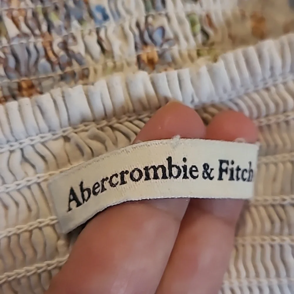 Abercrombie & Fitch Tan Puff Sleeve Crop Blouse used good condition for women‎ .